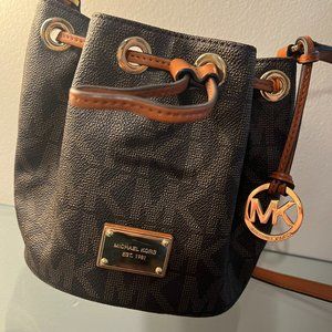 Michael Kors Bucket Crossbody